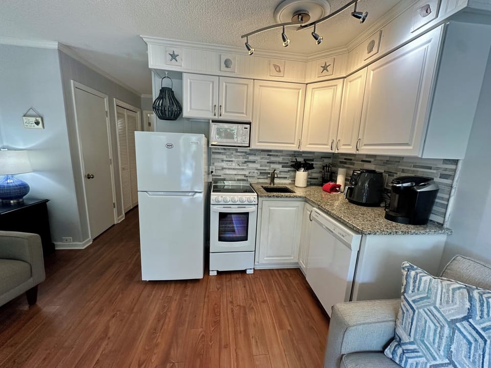 Kitchen - Fully equipped kitchen with air fryer