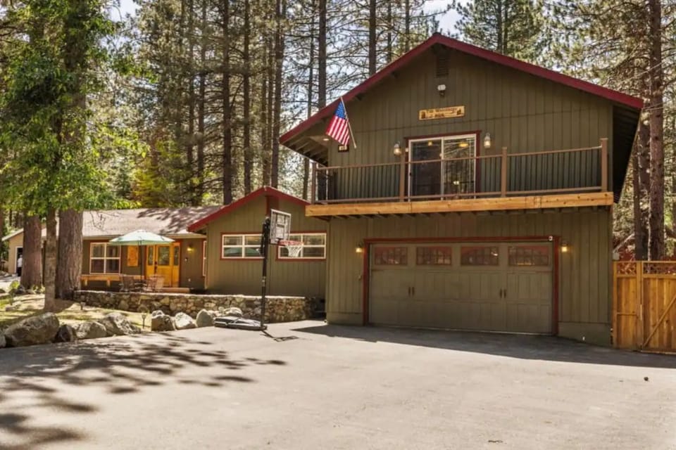 Large Front Yard. Bench Seating. Patio Table. Basketball Hoop.