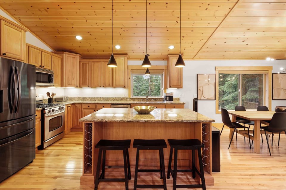 House, Multiple Beds, Balcony, Mountain View (Modern Tahoe) | Private kitchen | Fridge, microwave, oven, stovetop