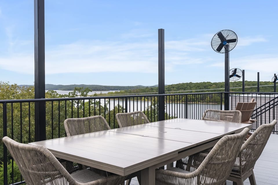 Rooftop Deck - Outdoor Dining