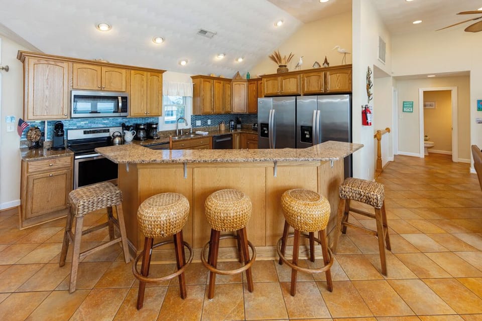 Top-Level Kitchen with Bar (seats 5)