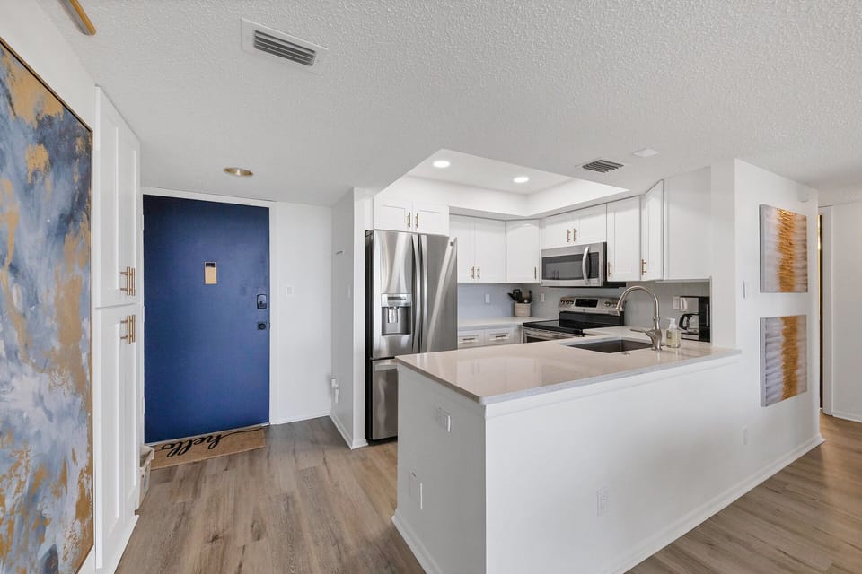Open, fully-equipped kitchen. Beautiful flooring.