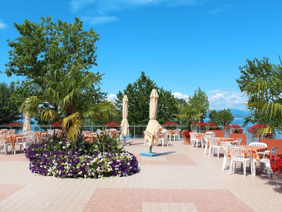 Cloud, Sky, Plant, Tree, Building, Urban Design, Woody Plant, Landscape, Chair, Leisure