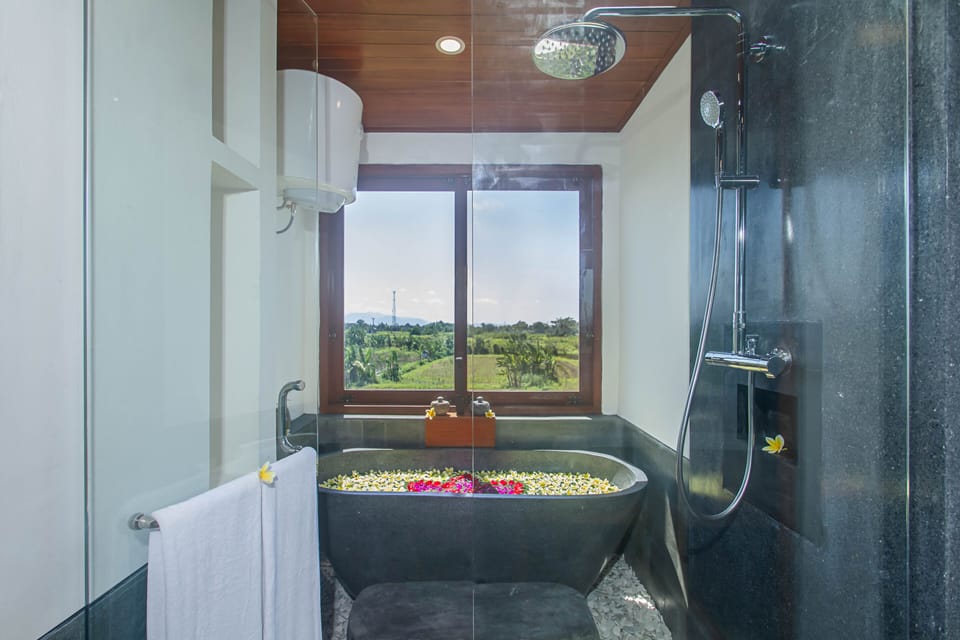 Deluxe Double or Twin Room | Bathroom | Shower, rainfall showerhead, hair dryer, slippers