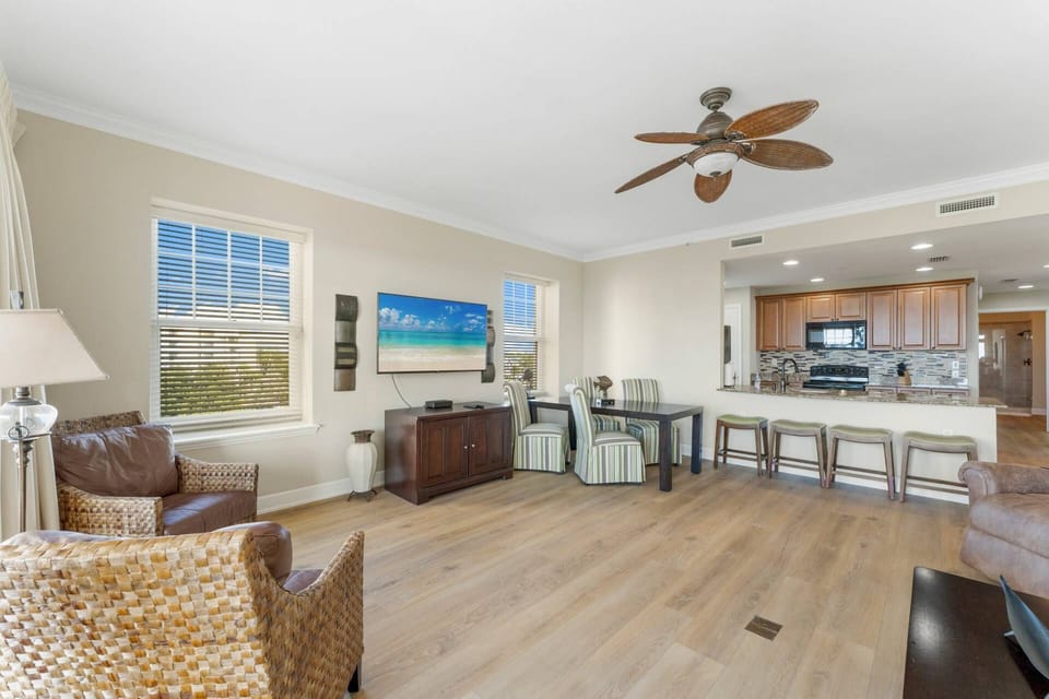 Ceiling fans and cold air conditioning keep you comfortable in the Florida heat