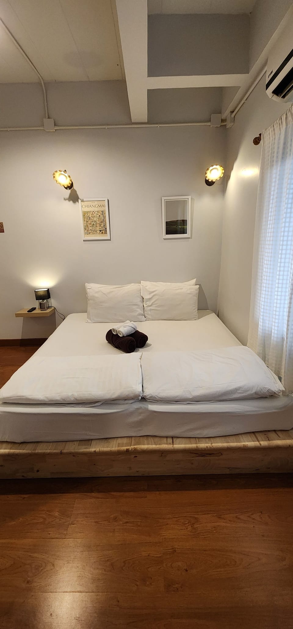 Laptop workspace, free WiFi, bed sheets
