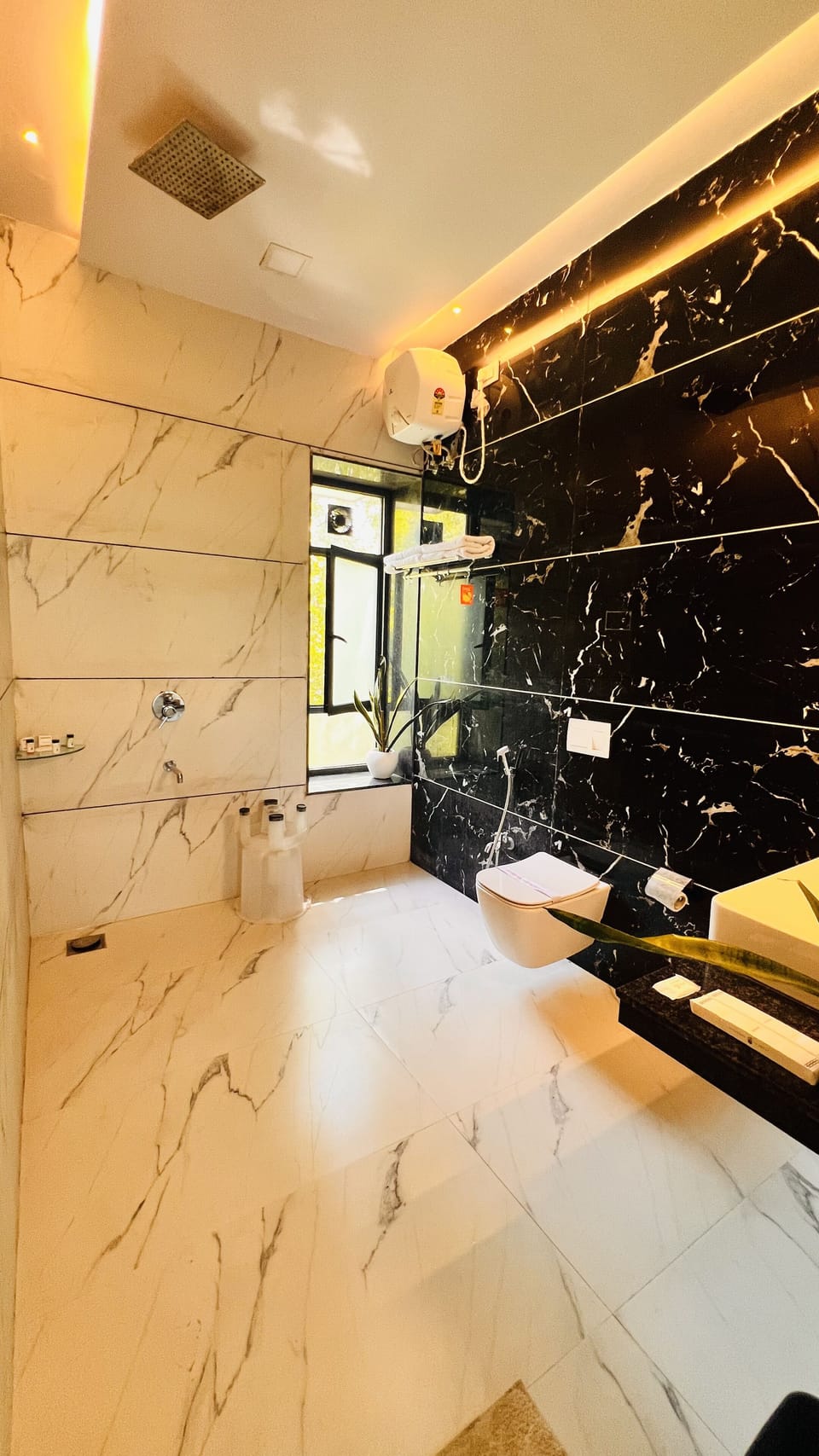 Luxury Cottage | Desk, laptop workspace, soundproofing, WiFi (free)