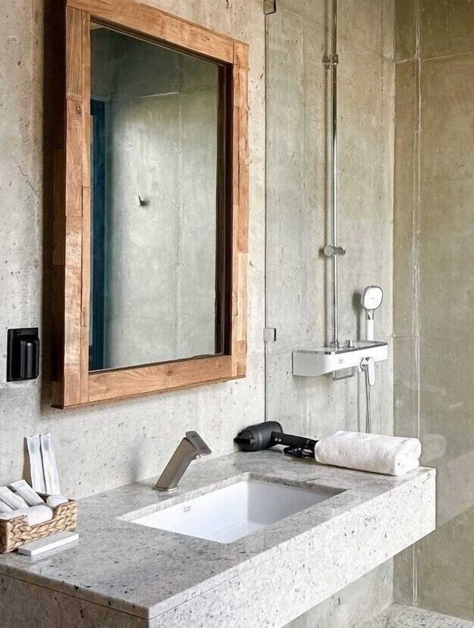 Shower, hair dryer, bidet, towels