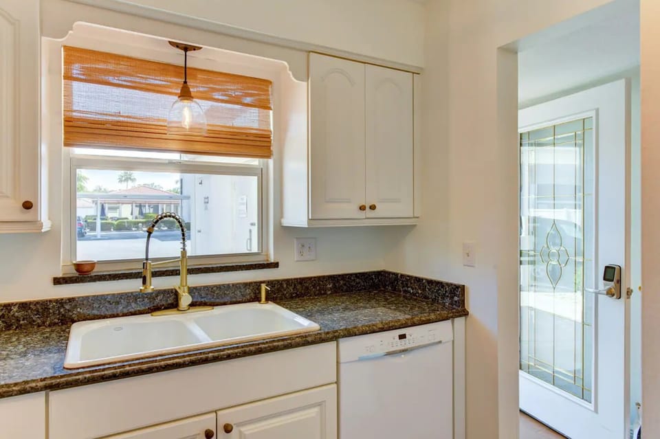 Comfort Apartment | Private kitchen | Fridge, microwave, oven, stovetop
