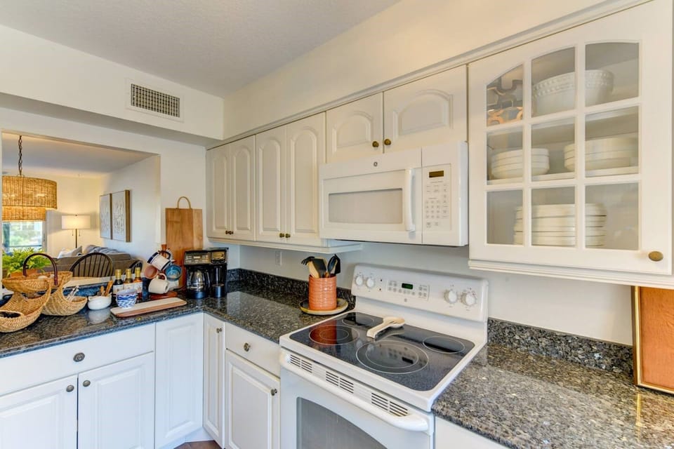Comfort Apartment | Private kitchen | Fridge, microwave, oven, stovetop