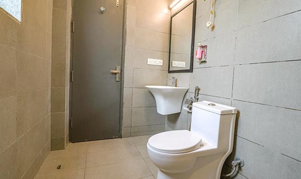 Deluxe Room | Bathroom | Shower, rainfall showerhead, free toiletries, towels