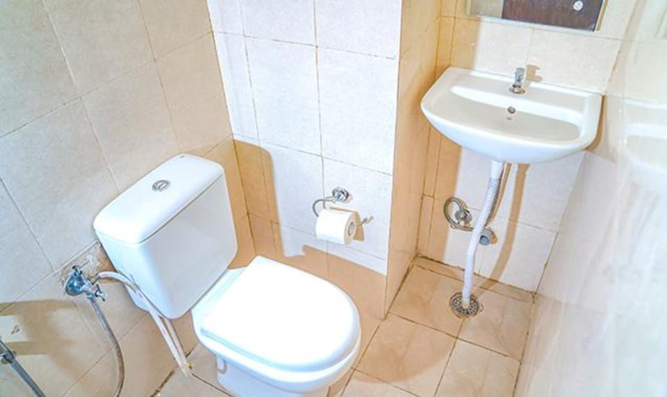 Deluxe Room | Bathroom | Shower, rainfall showerhead, free toiletries, towels