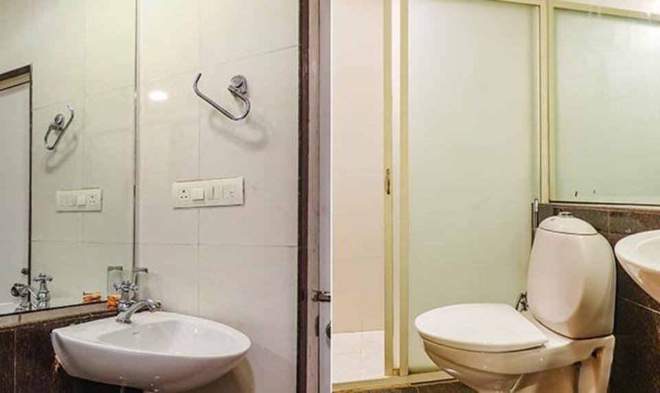 Shower, rainfall showerhead, free toiletries, towels