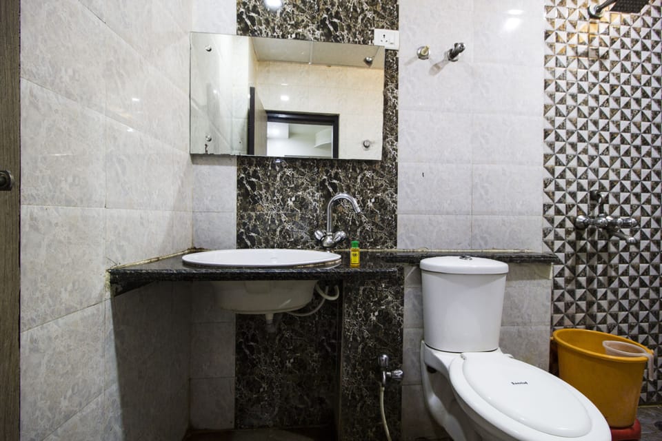 Deluxe Room | Bathroom | Shower, rainfall showerhead, free toiletries, towels