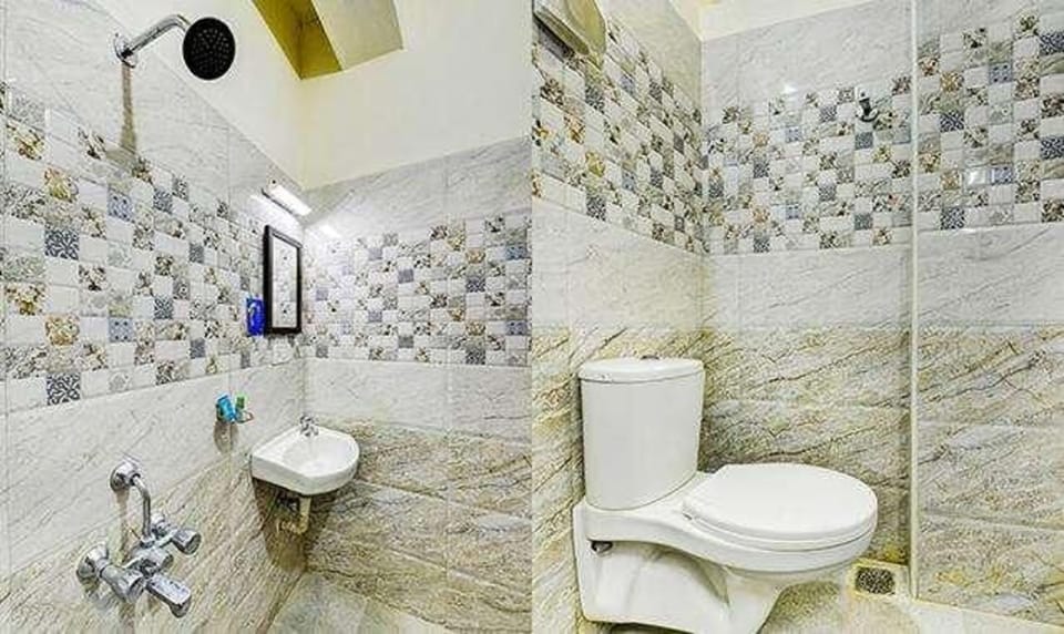 Shower, rainfall showerhead, free toiletries, towels