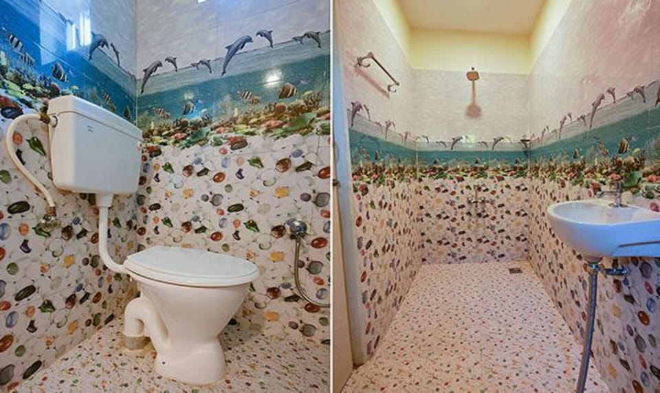 Shower, rainfall showerhead, free toiletries, towels