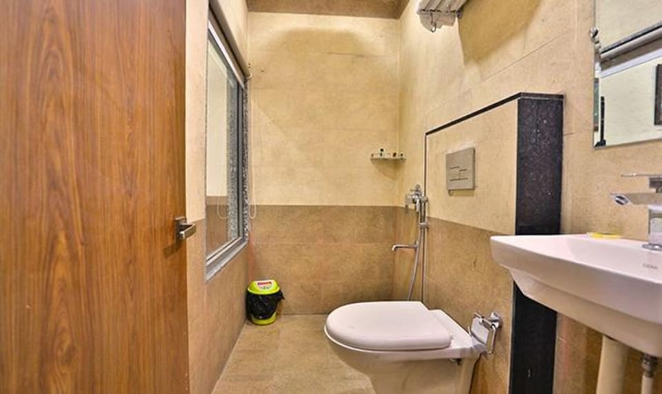 Shower, rainfall showerhead, free toiletries, towels