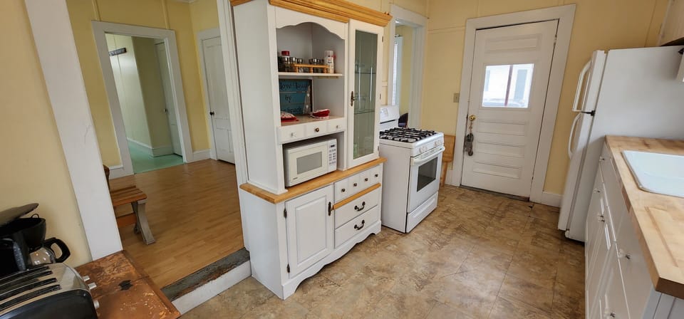 Lazy Parrot kitchen 