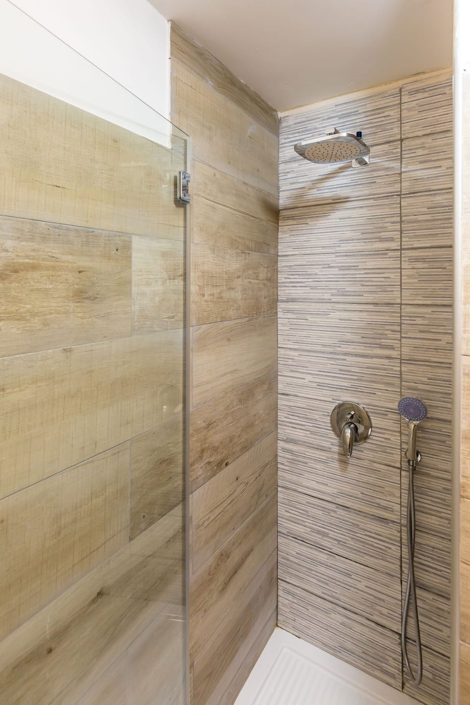 Apartment | Bathroom | Shower, rainfall showerhead, free toiletries, hair dryer