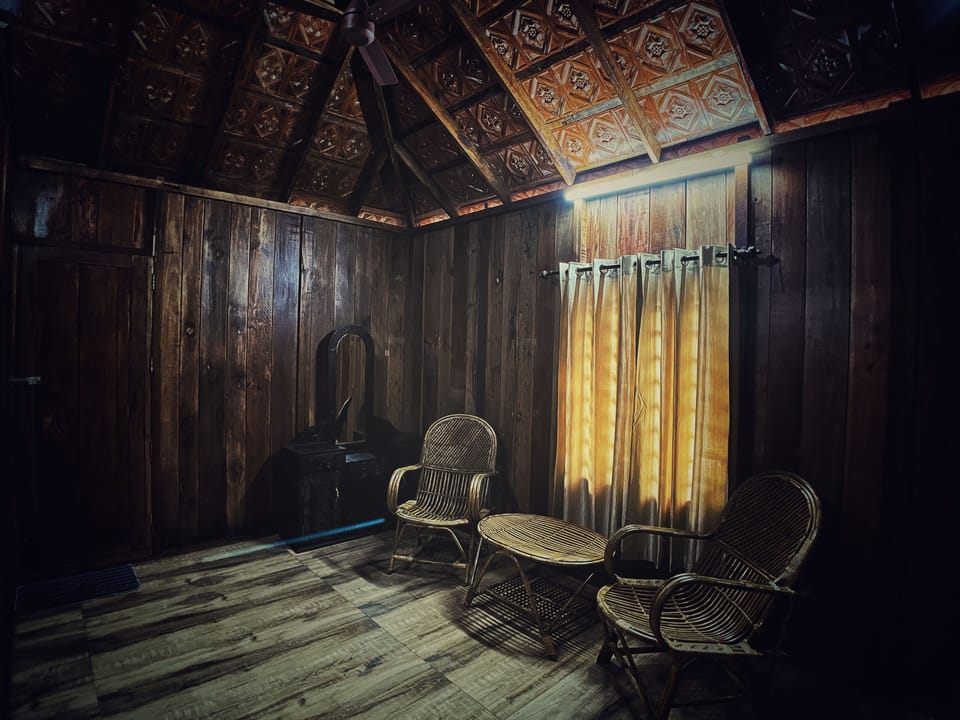 Royal Chalet | Pillowtop beds, desk, free WiFi, bed sheets