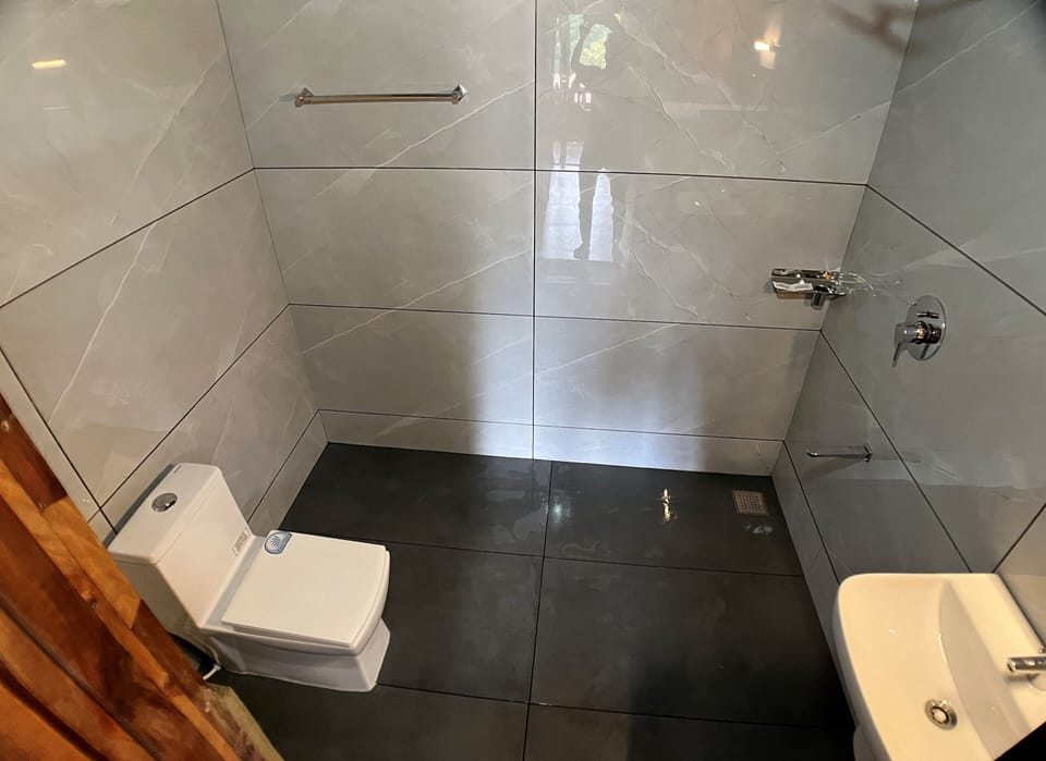 Royal Chalet | Pillowtop beds, desk, free WiFi, bed sheets