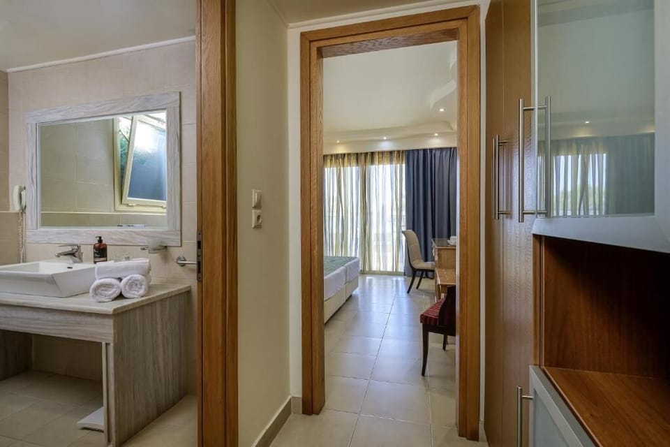 Pool View Twin Room | In-room safe, desk, blackout drapes, soundproofing