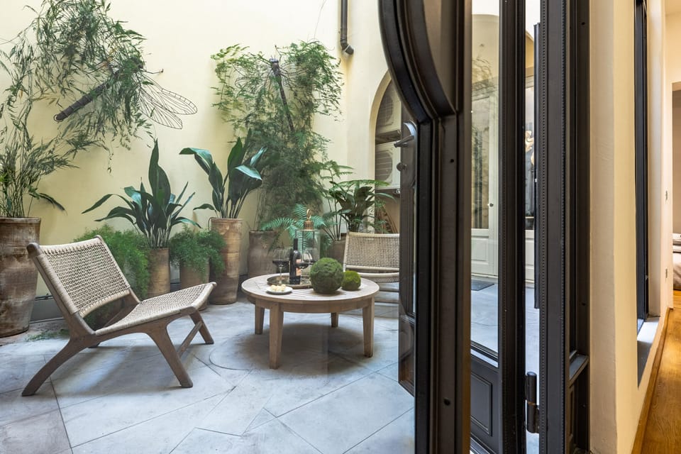 Internal courtyard with table and chairs (private use for guests)