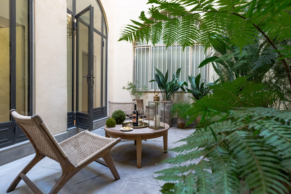 Internal courtyard with table and chairs (private use for guests)