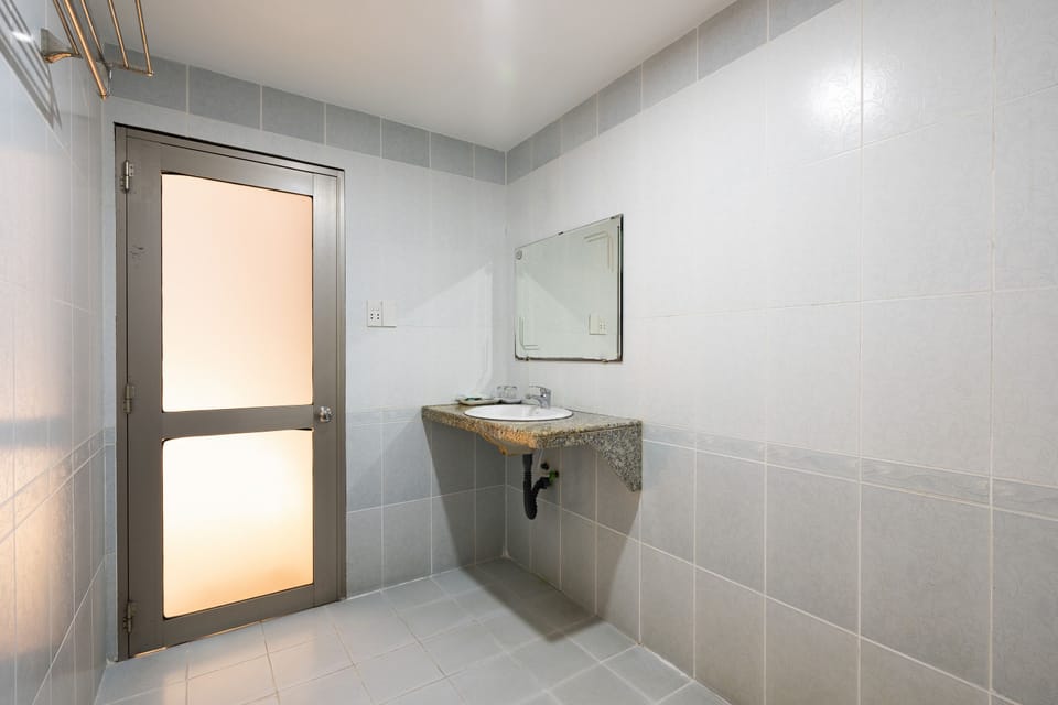 Business Double Room | Bathroom | Free toiletries, hair dryer, slippers, bidet