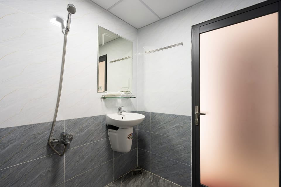 Business Double Room | Bathroom | Free toiletries, hair dryer, slippers, bidet