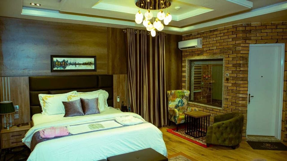 Business Room | Desk, iron/ironing board, free WiFi