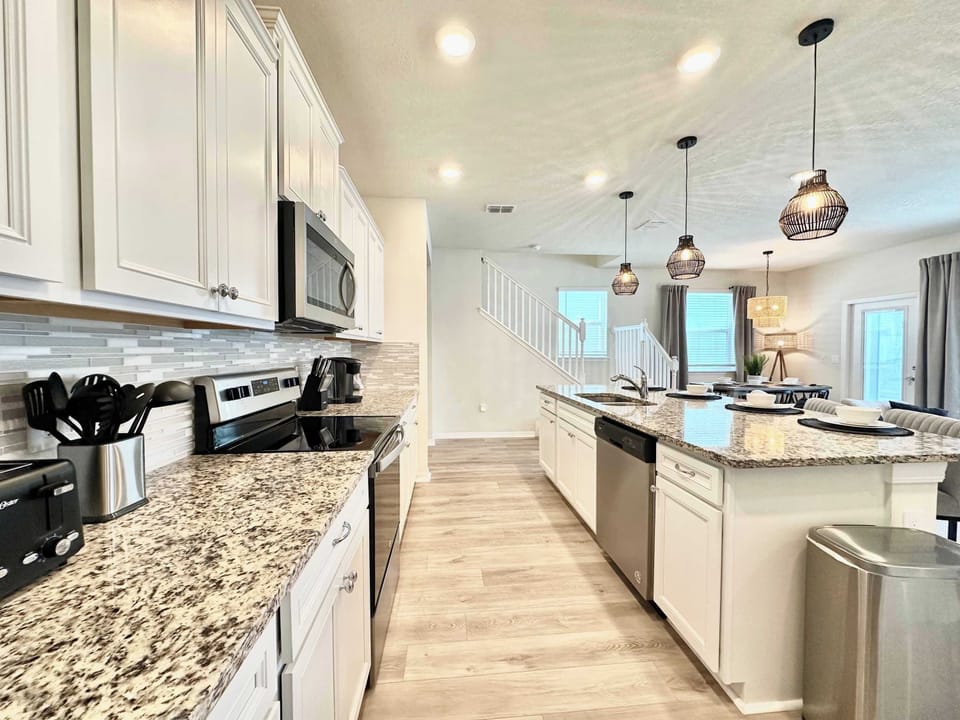 House, Multiple Beds, Pool Access, Pool View | Private kitchen | Fridge, microwave, oven, stovetop