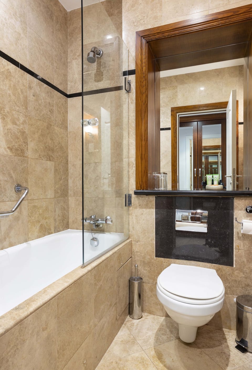 Classic Double or Twin Room | Bathroom | Free toiletries, towels