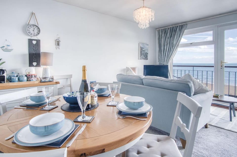 17 Beach Court - 2 Bed Apartment - Saundersfoot (17161)