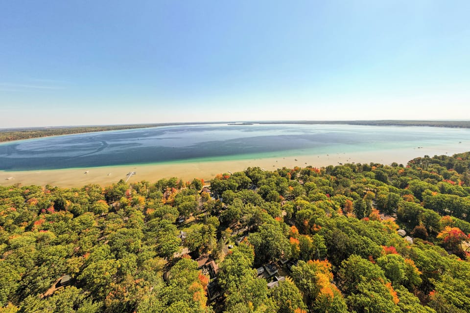 Higgins Lake Cottage w/ Private Fire Pit & Grill! Cottage in Michigan