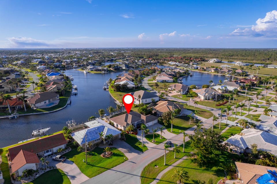 9 miles of twisting canals with beautiful natural views will make for endless kayak and boating adventures even without leaving our subdivision ! 