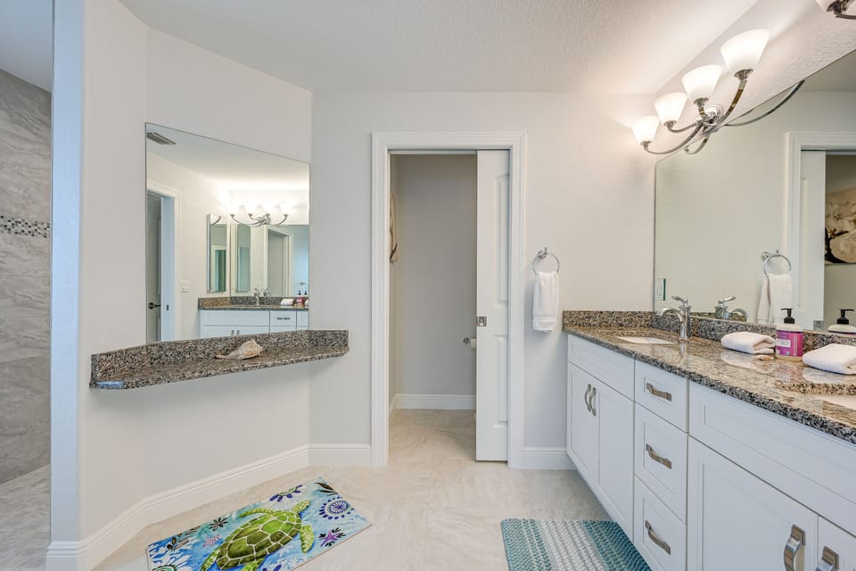 Full Bathroom | Towels Provided | Complimentary Toiletries