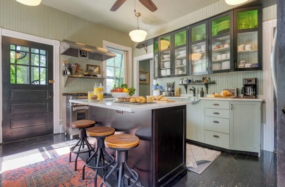 Casual dining made easy at the kitchen counter. (Main House)