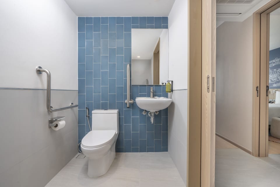 Standard Room, 1 Queen Bed (Free Breakfast) | Bathroom | Shower, hydromassage showerhead, free toiletries, hair dryer