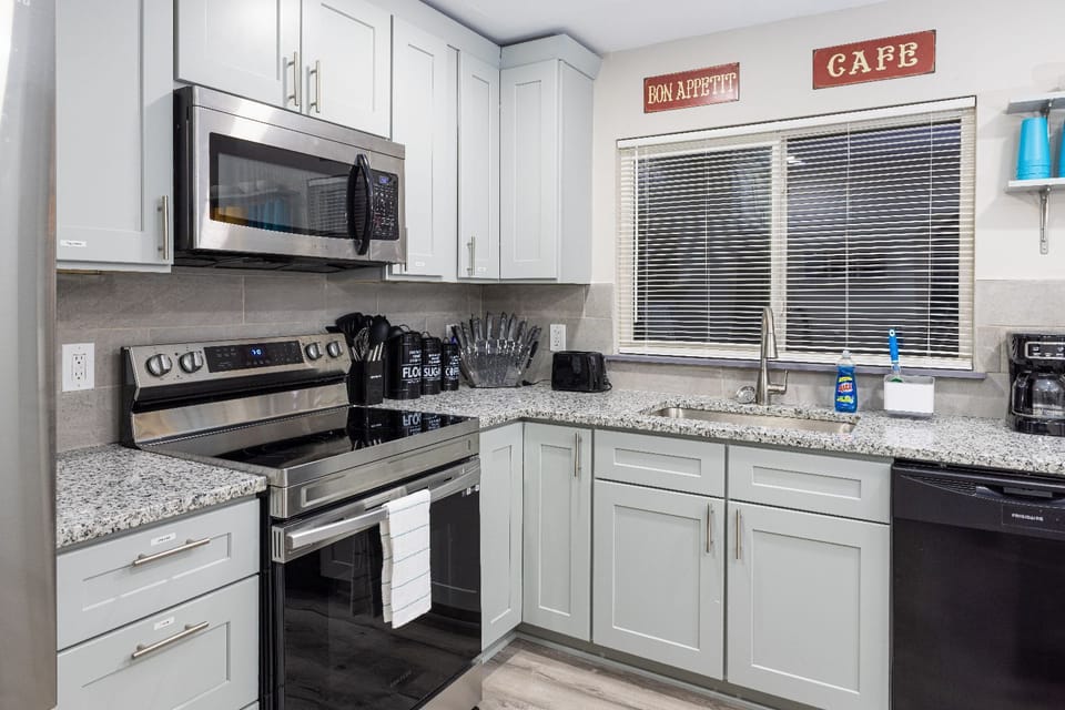 KIT#1- Beautiful granite countertops, creating a charming and stylish kitchen!