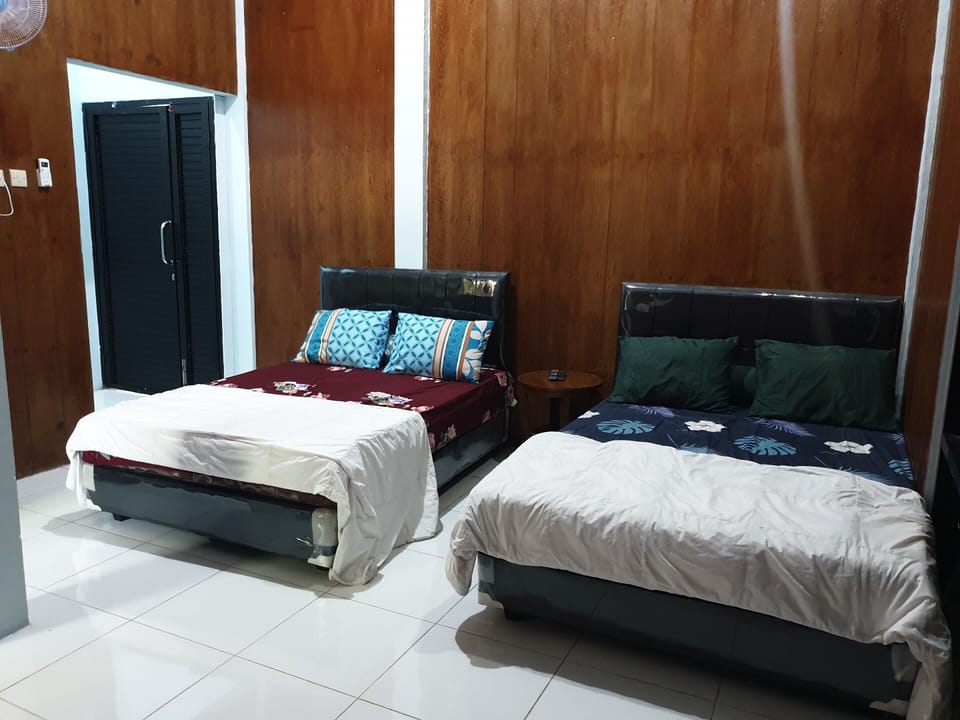Executive Triple Room | Desk, bed sheets