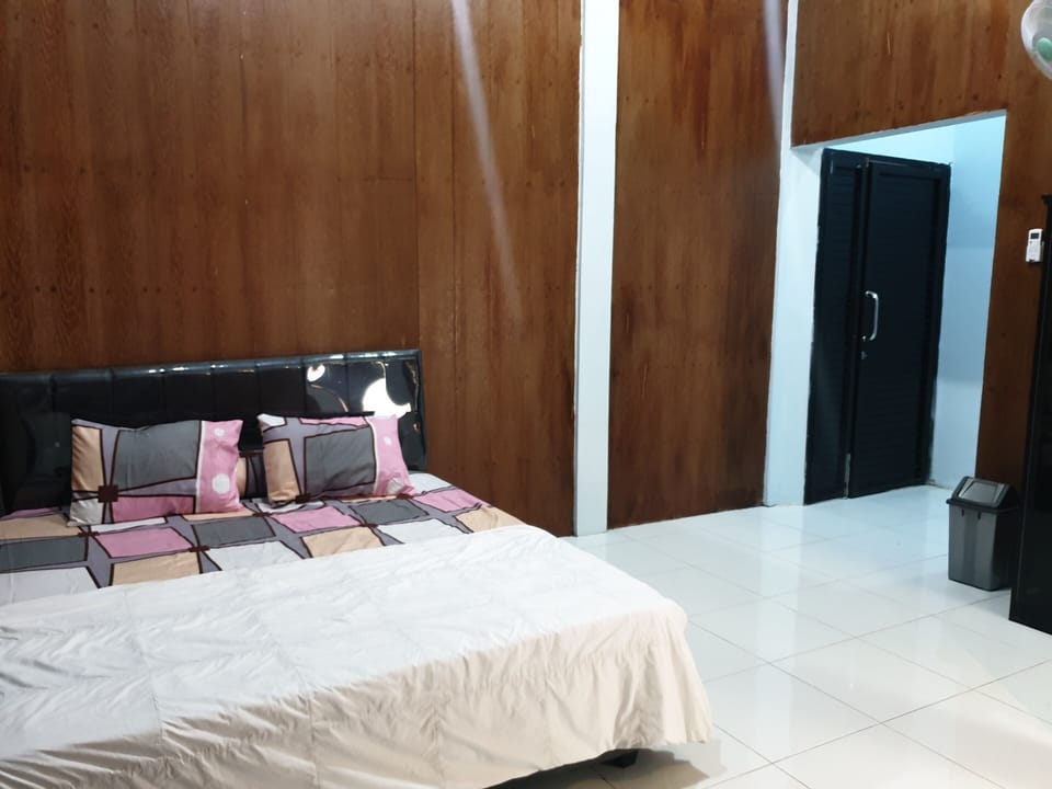 Family Double Room | Desk, bed sheets