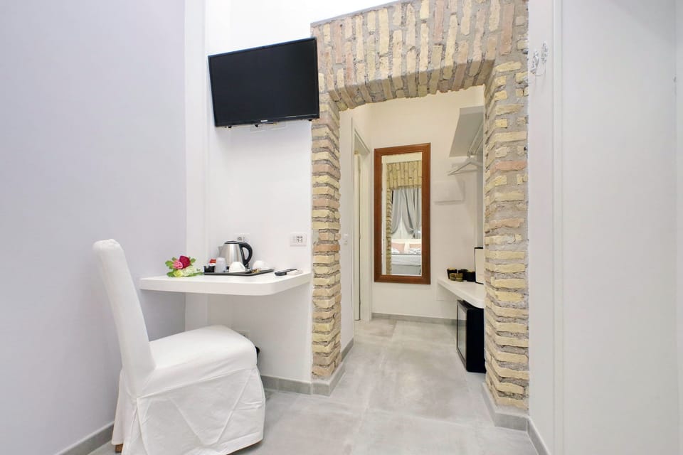 Classic Room, 1 Double Bed | Egyptian cotton sheets, premium bedding, down comforters, minibar