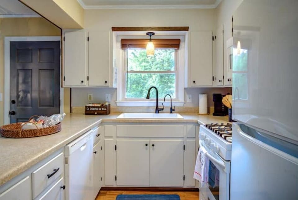 The Blue Ridge Cottage, kitchen