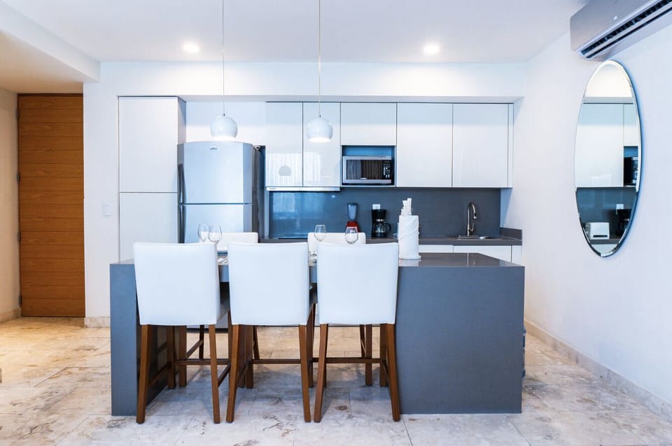 Deluxe Apartment | Private kitchenette | Full-size fridge, microwave, blender, cookware/dishes/utensils