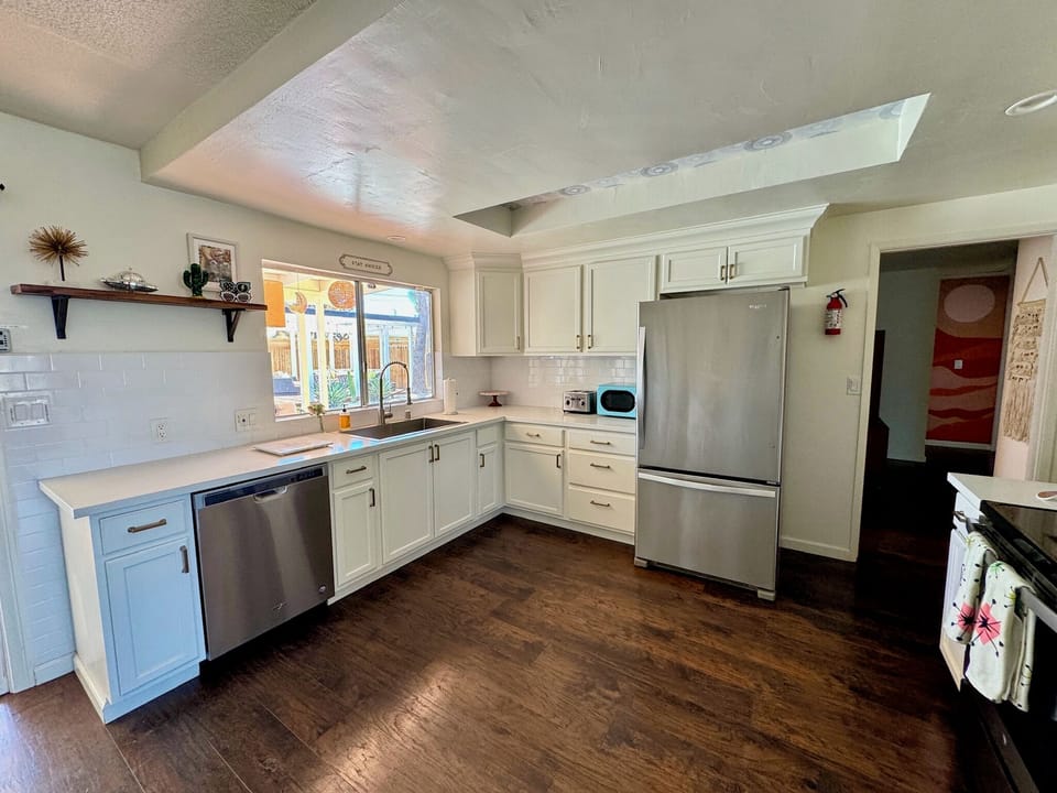 Fully equipped kitchen overlooking the backyard (1)