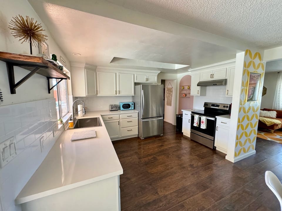 Fully equipped kitchen overlooking the backyard (2)