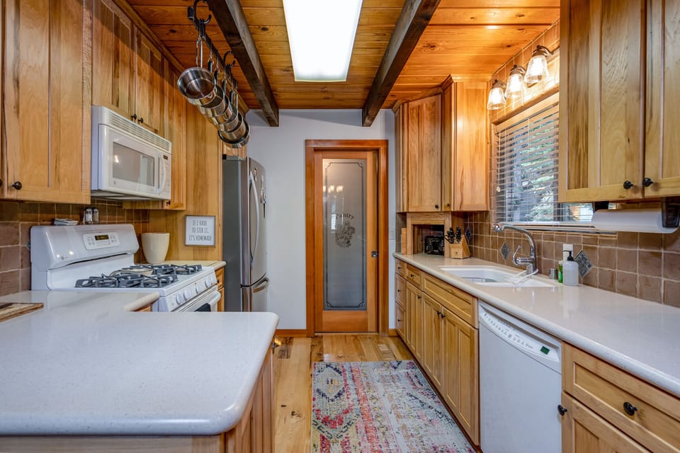 This kitchen offers simplicity with the added benefit of being fully stocked, providing everything you need for cooking, baking, and dining
