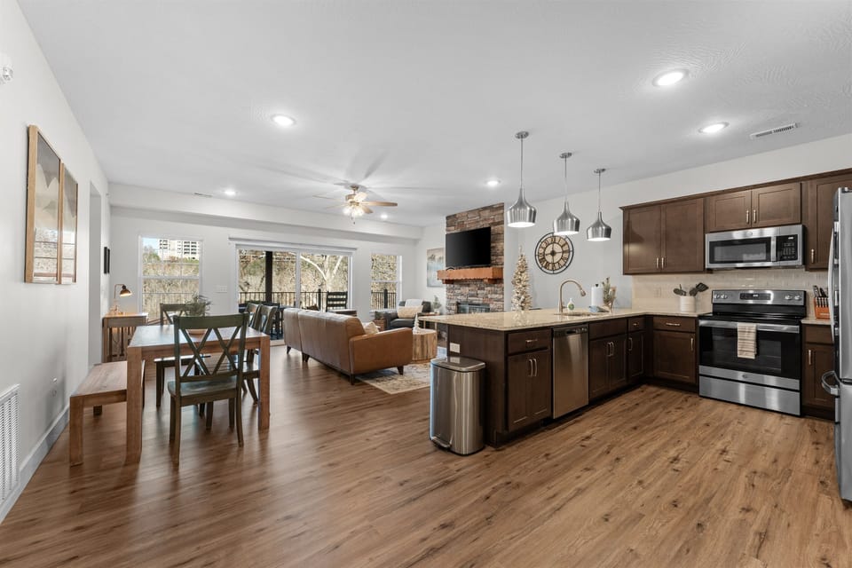 Open concept as you enter the condo