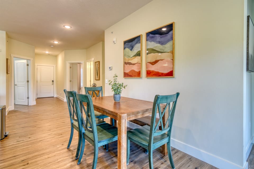 Dining table for 6, great for a family dinner or playing a board game.